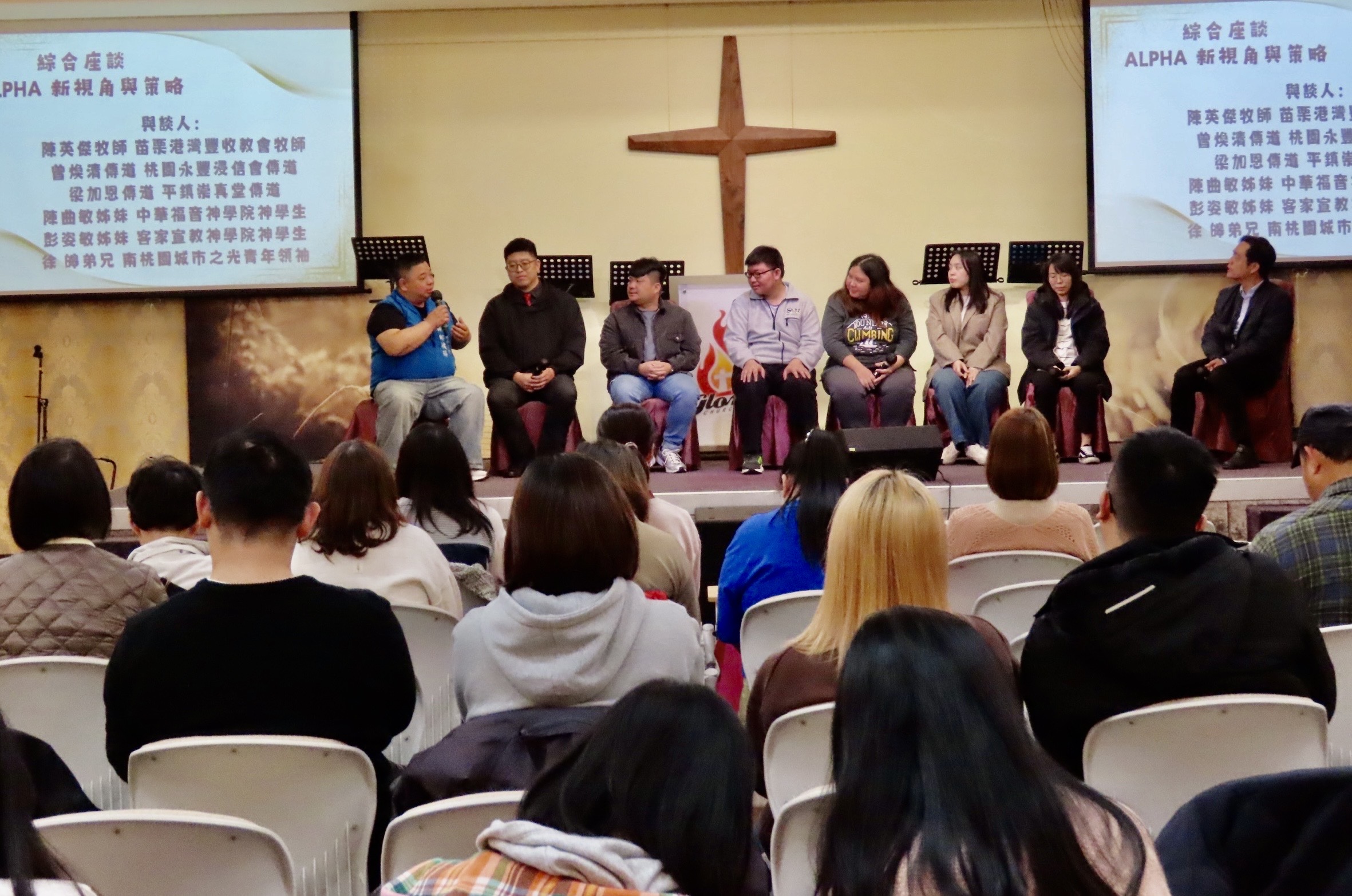 邱彼得牧師主持的「哈客後聲青聲來聊」綜合座談。(圖/李容珍攝影)