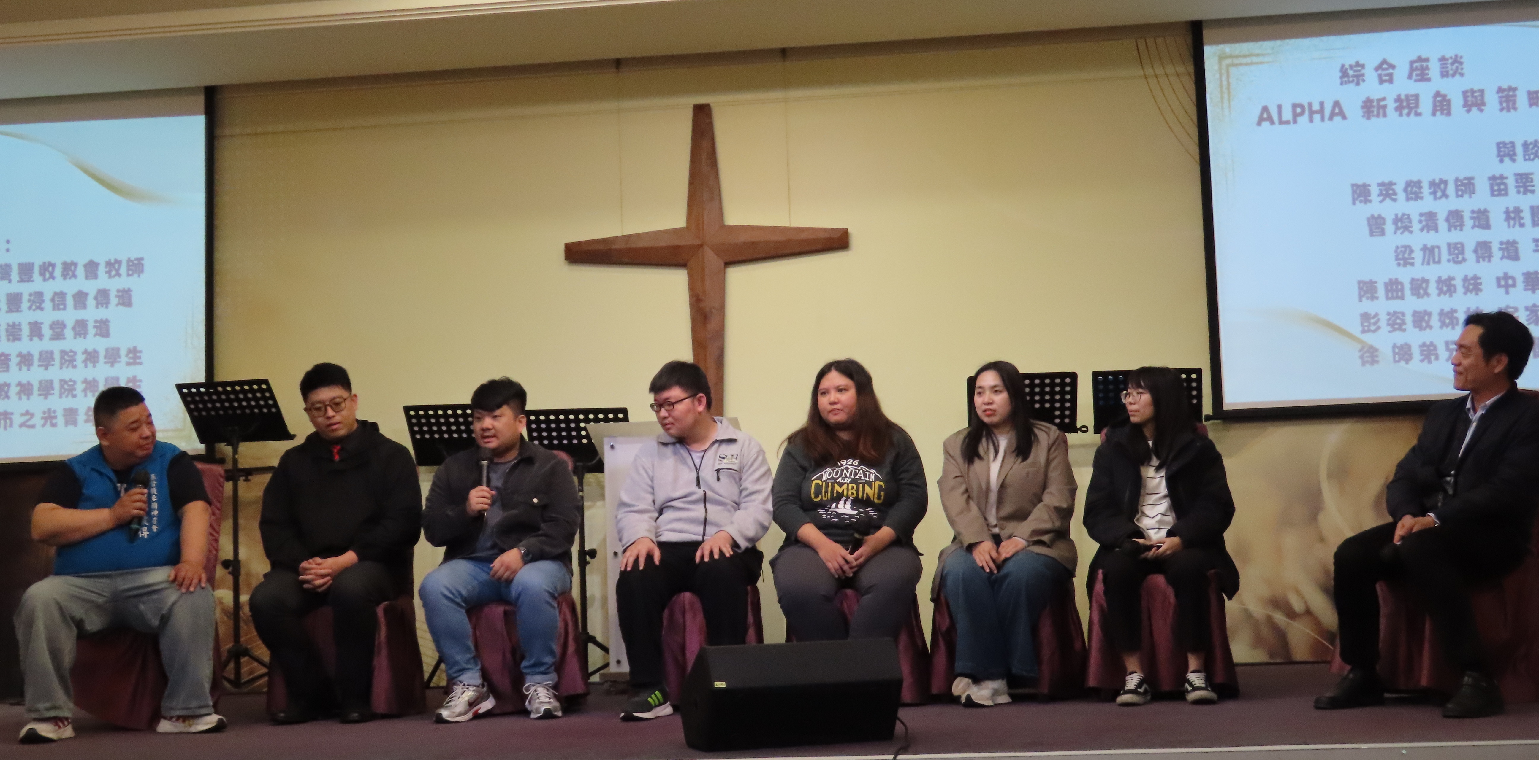 座談會中，分享者(左至右)邱彼得牧師、曾煥清傳道、陳英傑牧師、徐皞弟兄、陳曲敏姊妹、彭姿敏姊妹、梁加恩傳道、宋子昌牧師。(圖/李容珍攝影)