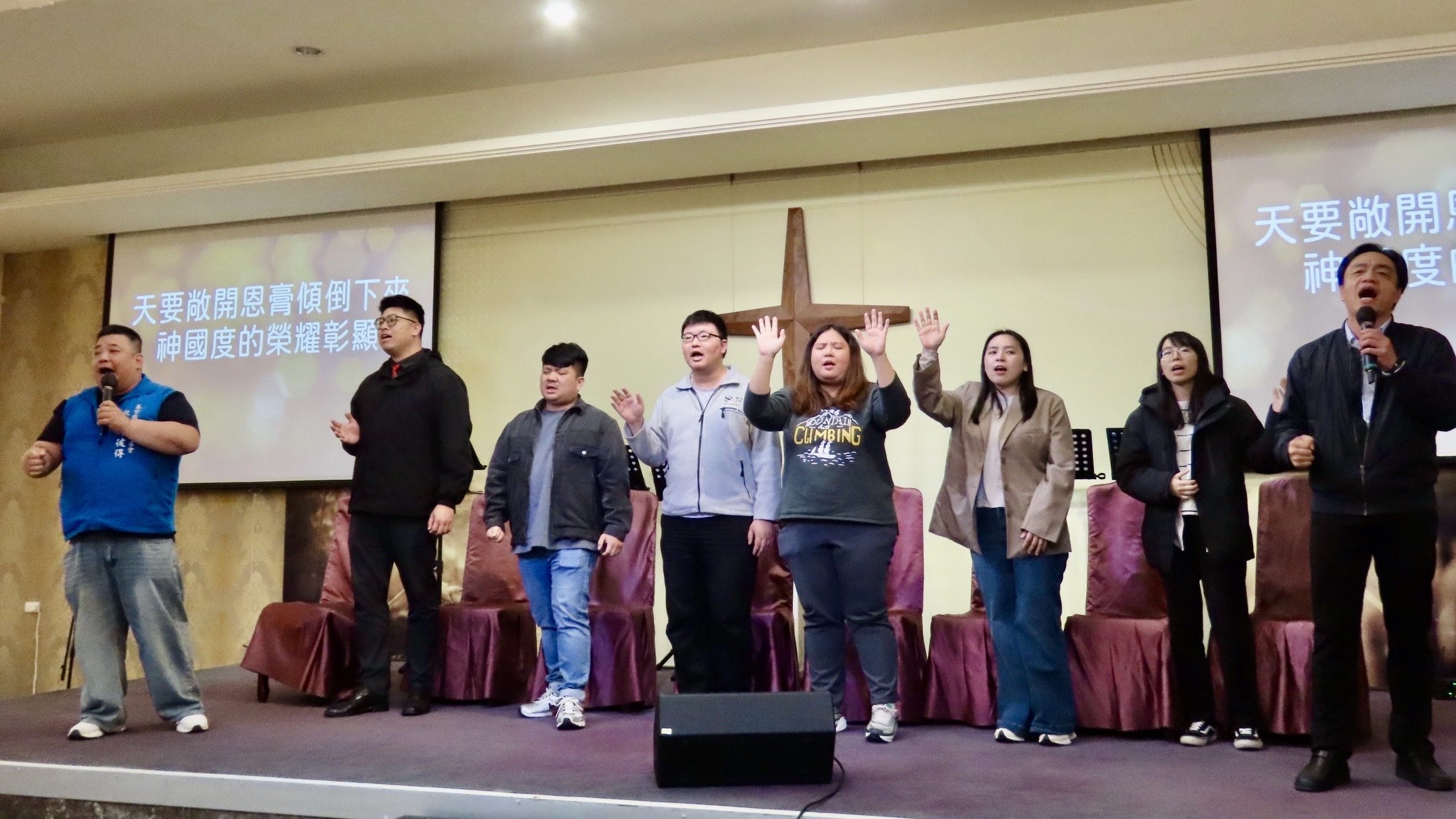 座談會後，為客庄青少、青年工作禱告。(圖/李容珍攝影)