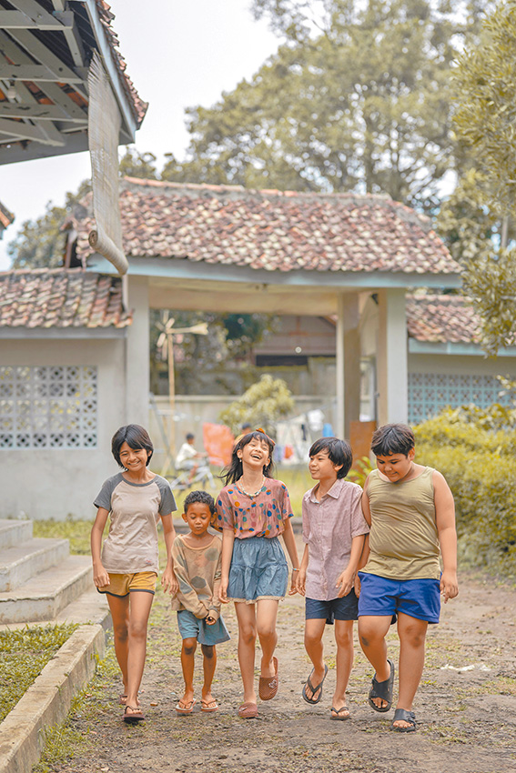 「愛的明燈」機構裡的孩子都有共同的渴望。（劇照來源：Netflix）