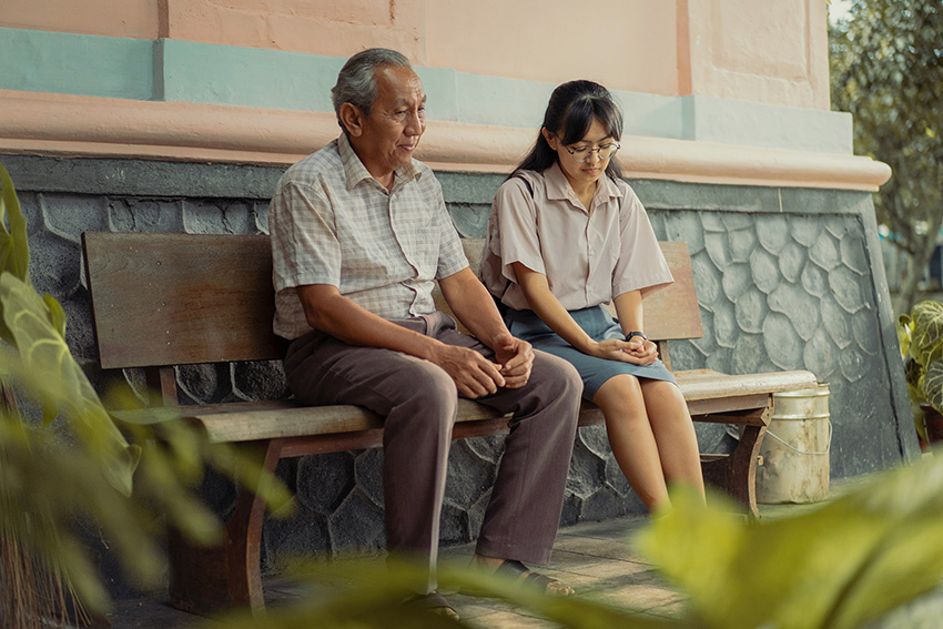 如院童長姊的莎賓娜陷入低潮時，西蒙幾句話鼓勵她有新的視野。（劇照來源：Netflix）