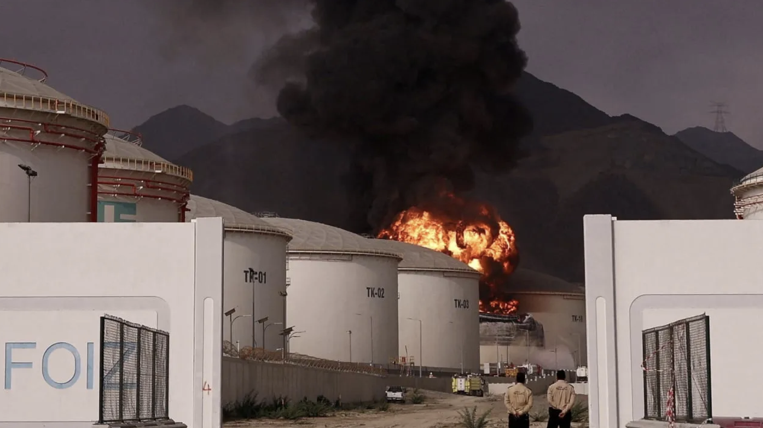 2026年3月4日，位於阿聯酋的石油工業區，該國空軍攔截無人機後所墜落的碎片引發火災與濃煙。（照片來源：REUTERS/Amr Alfiky TPX IMAGES OF THE DAY）