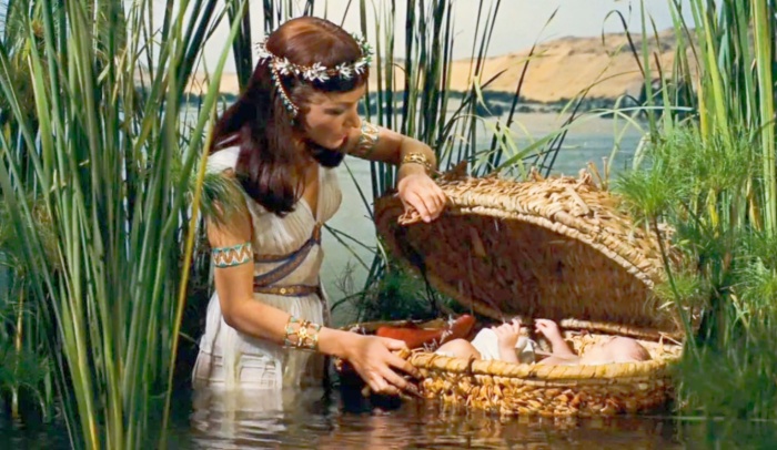 摩西在河中被埃及公主拾獲。（翻攝自imDb.com）