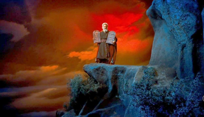 摩西在四奈山上取十誡。（翻攝自imDb.com）