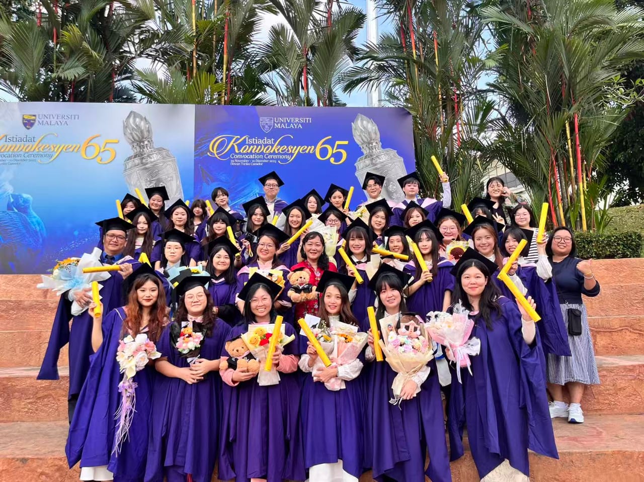 紫薇老师和毕业生合影