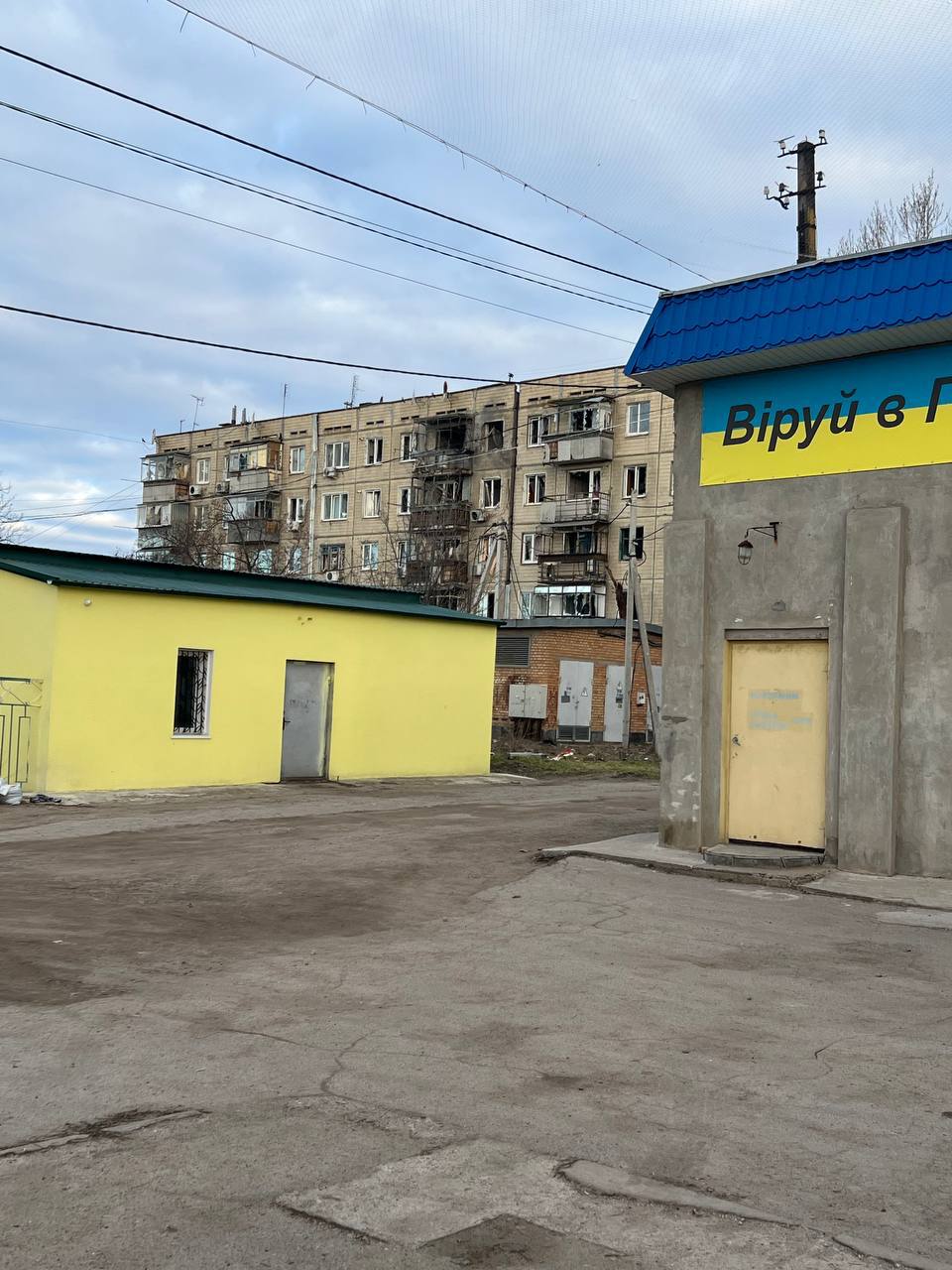 教堂旁遭火箭彈攻擊而受損的建築物