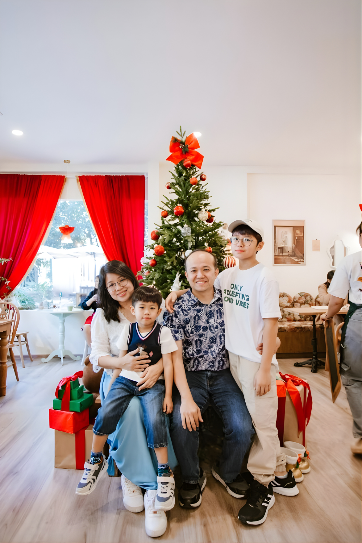 黄伟仁牧师与家人