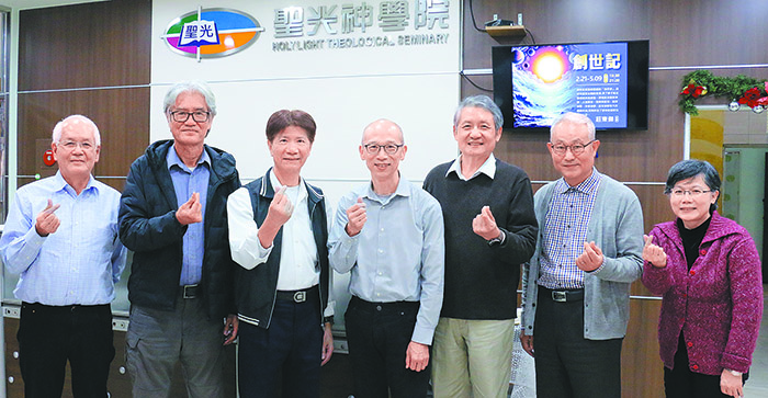 陳吉松院長（左三）和老師們合影。（受訪者提供）