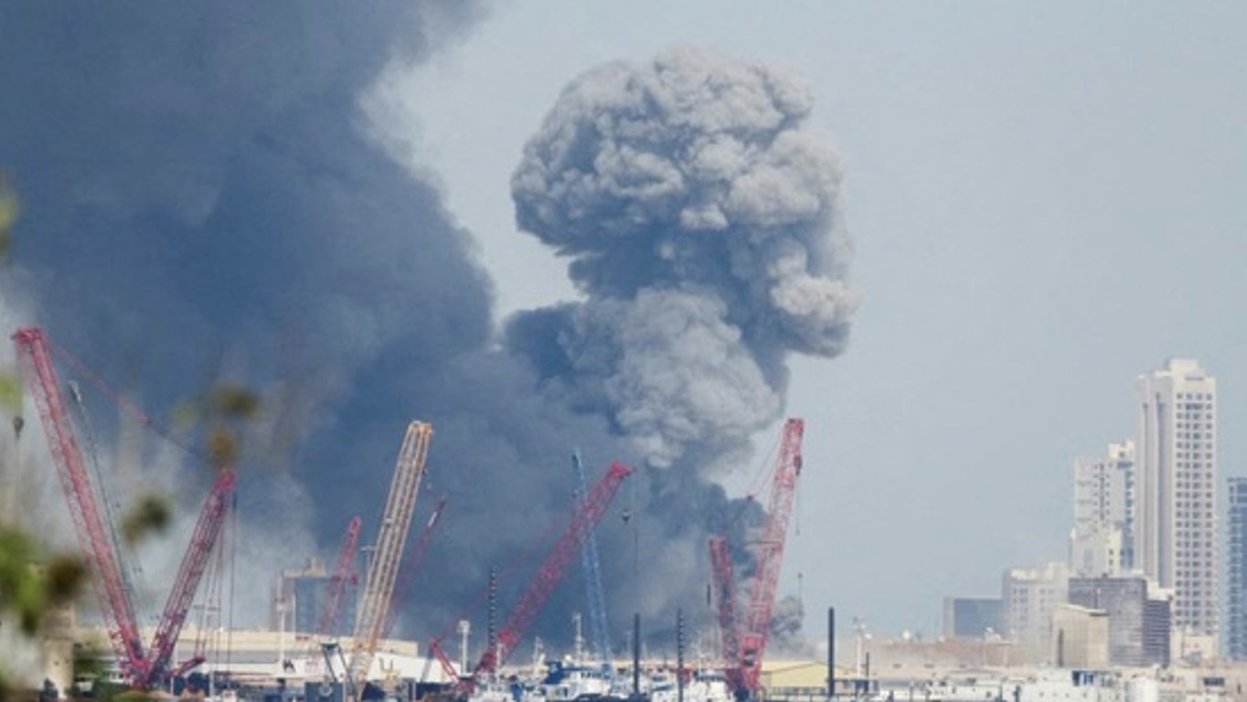 2026年2月28日,巴林首都麥納瑪(Manama)發生爆炸,天空升起濃煙。(照片來源:REUTERS/STRINGER)