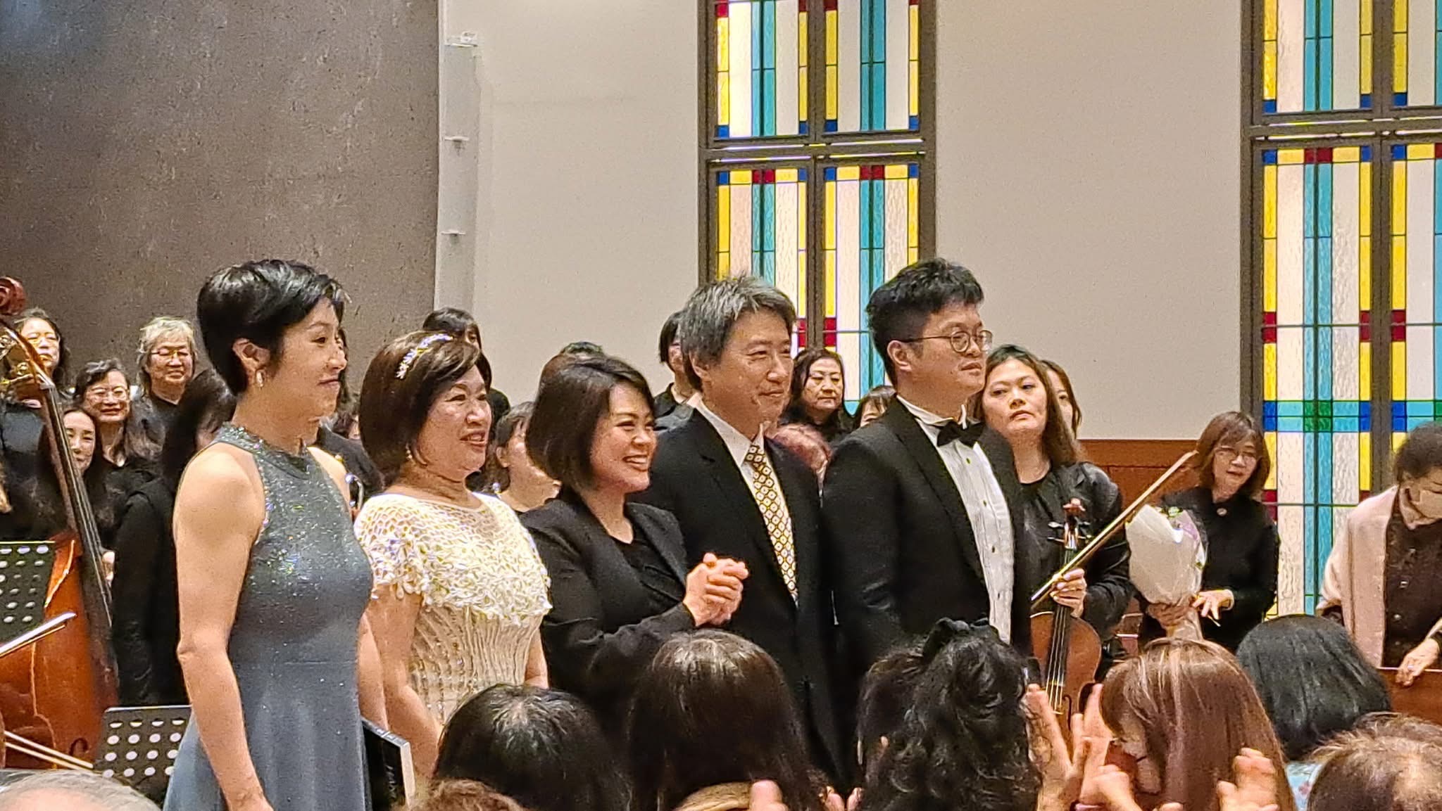 (左至右)女中音翁若珮、女高音林孟君與指揮家戴宇音、男高音周柏谷、男中音葉展毓、(主辦單位提供)。