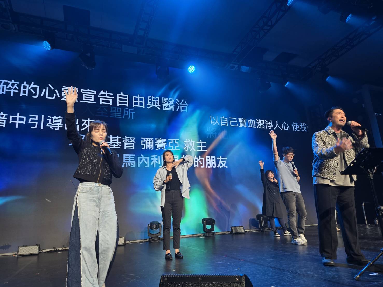 青年帶領敬拜禱告。（圖/梁敬彥攝影）