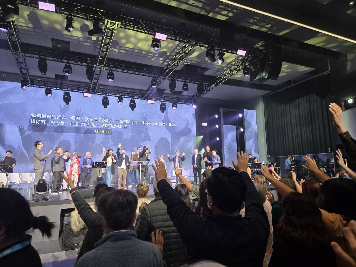 舉手歡迎聖靈賜下合一。（圖/梁敬彥攝影）