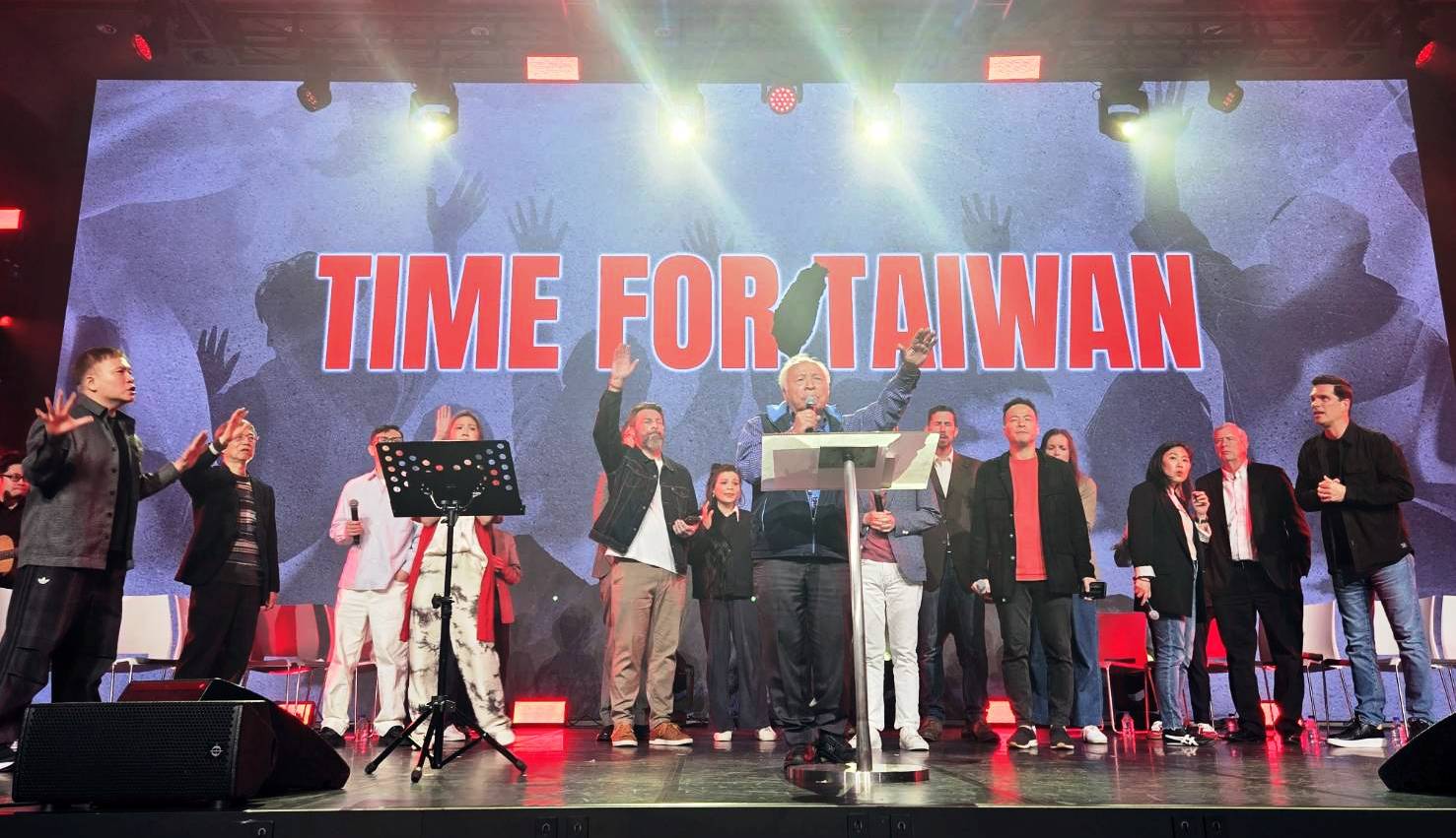 周神助牧師舉帶領眾人為台灣和列國祝禱。（圖/梁敬彥攝影）