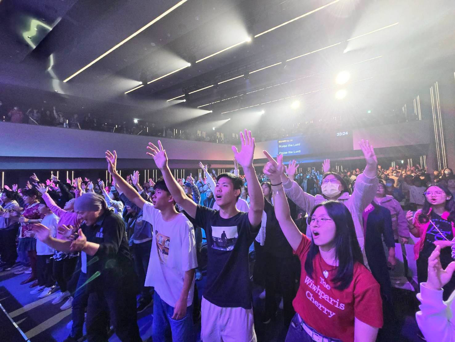 年輕人湧到台前舉手禱告，吶喊JESUS（圖/梁敬彥攝影）