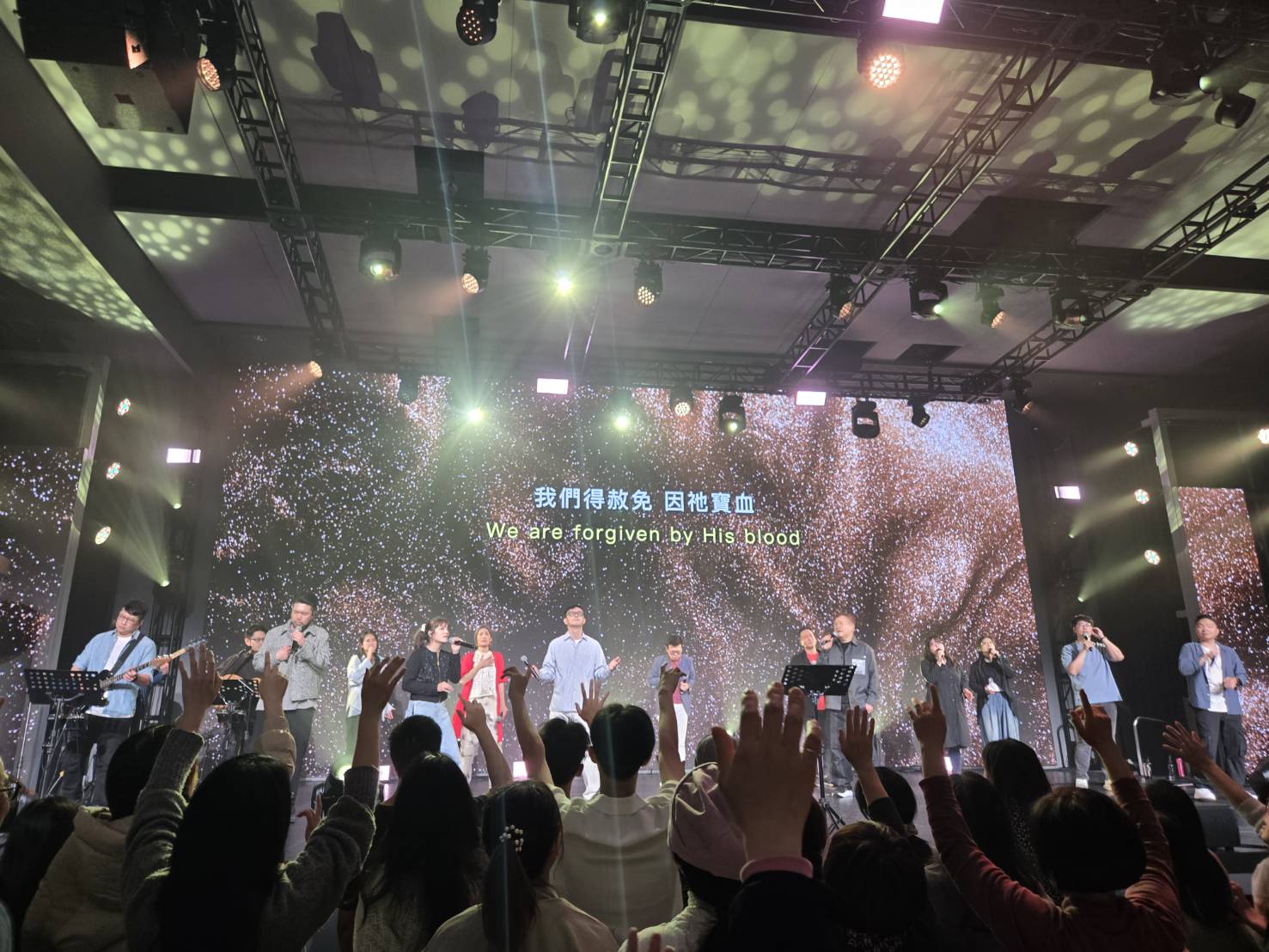 舉手回應呼召。（圖/梁敬彥攝影）