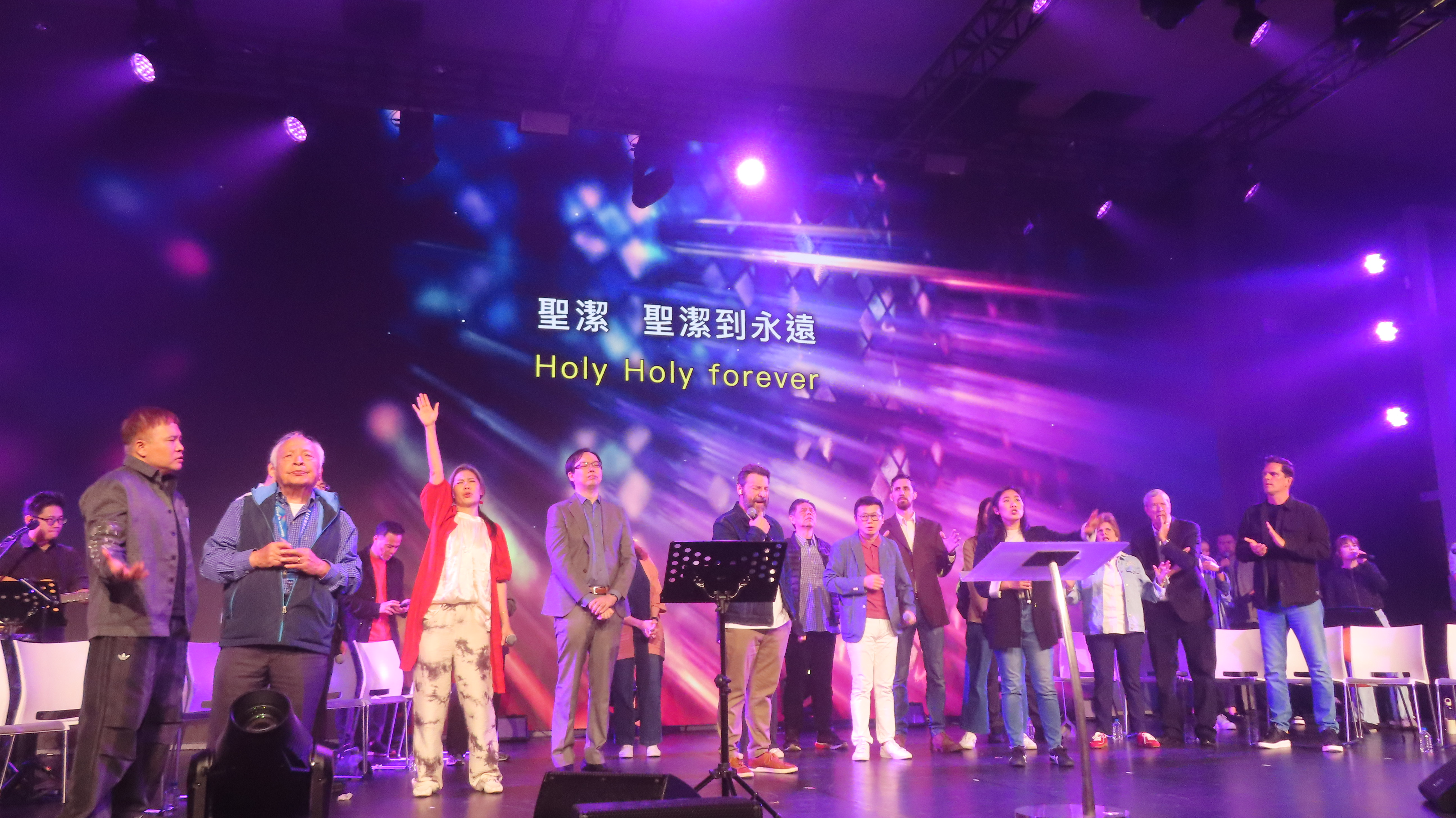 各族各方都要來敬拜神。（圖/梁敬彥攝影）