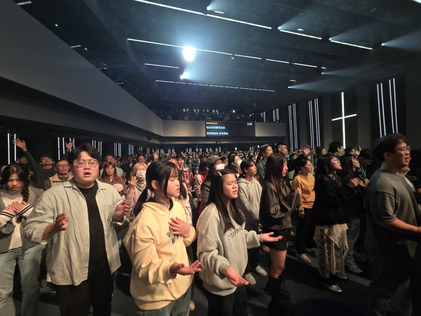 年輕世代齊敬拜。（圖/梁敬彥攝影）