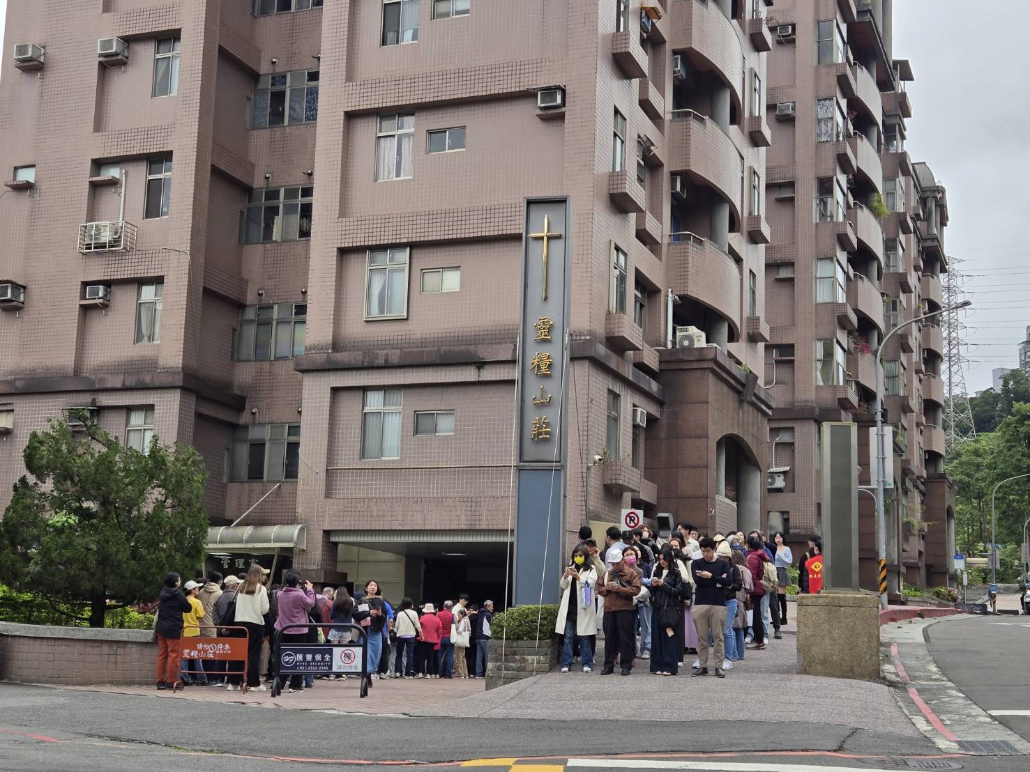 靈糧山莊內外排隊等進場的人龍。（圖/梁敬彥攝影）