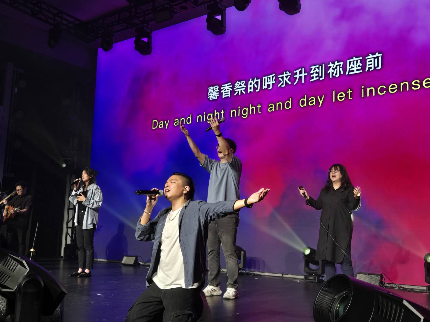 屈膝禱告。（圖/梁敬彥攝影）