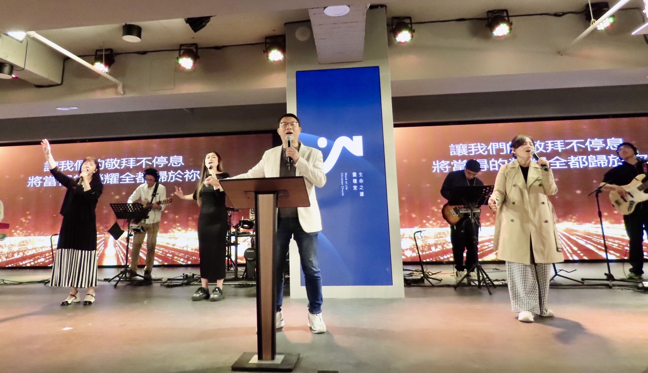 林進吉牧師(中)和敬拜團。(圖/李容珍攝影)