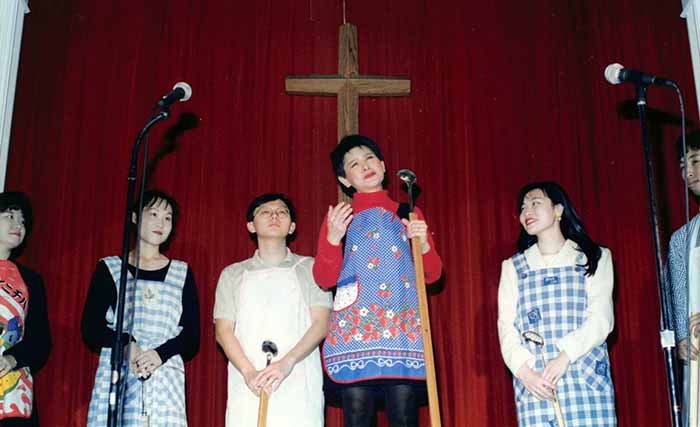 「徐媽媽」張鳳翔在不大的舞臺上，帶著年輕人表演與生活、信仰相關的聖誕話劇。