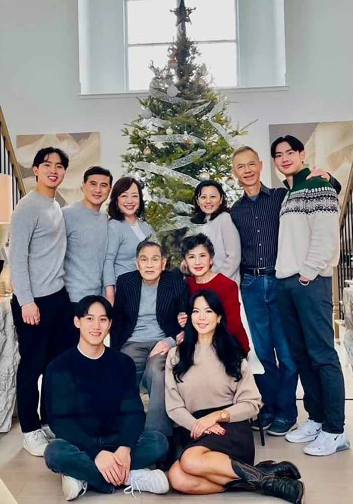 圖為張鳳翔（著紅衣者）的全家福。