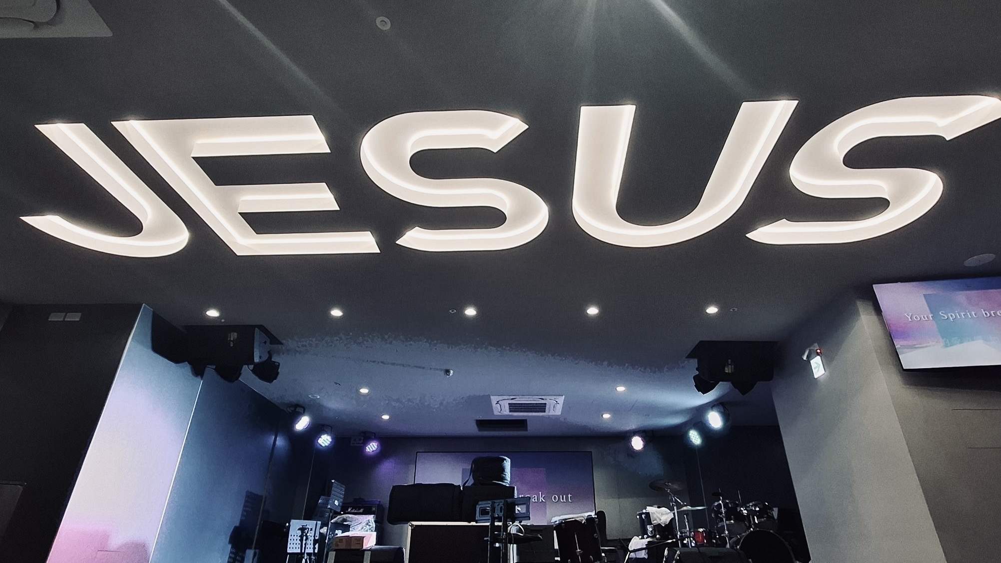 教會屋頂JESUS燈飾設計。(生命之道靈糧堂提供)