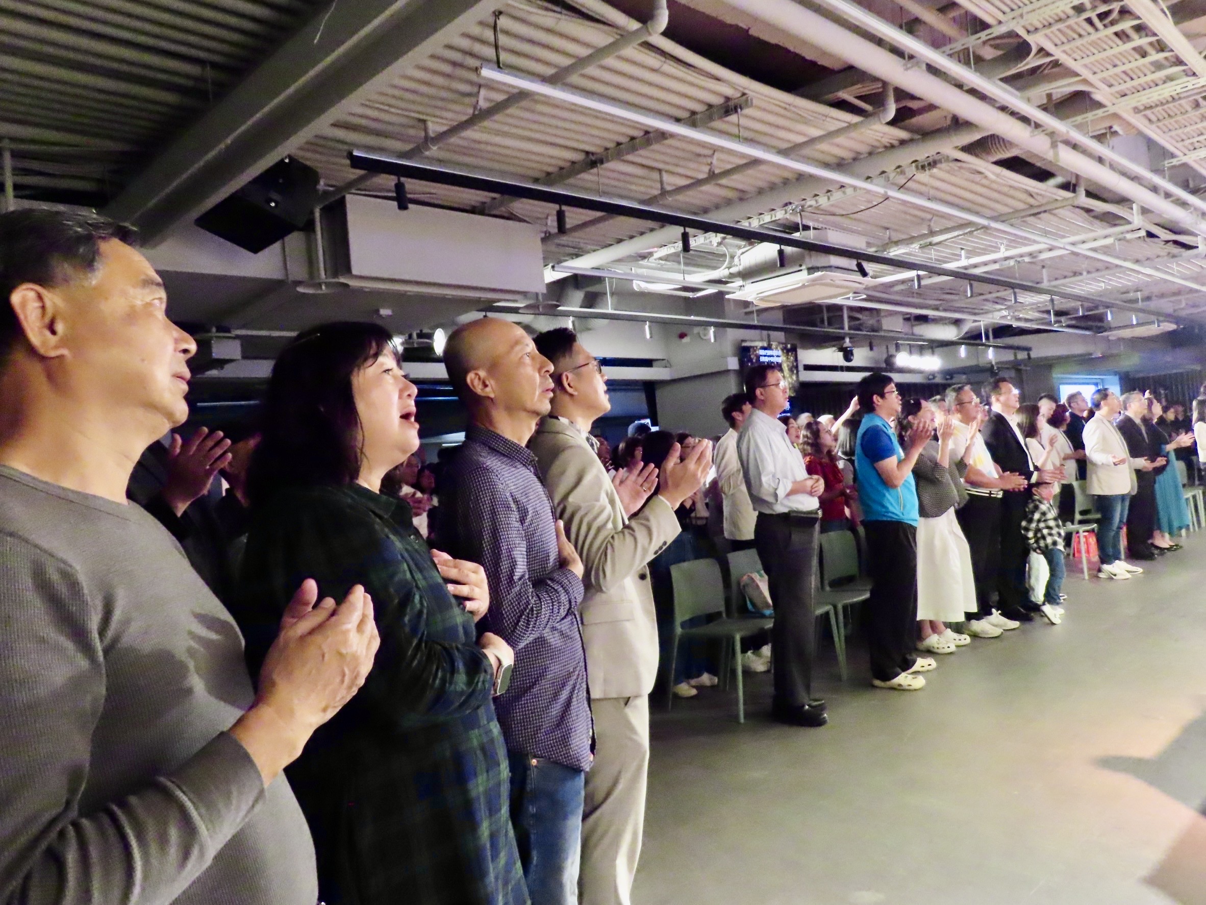 會場敬拜。(圖/李容珍攝影)