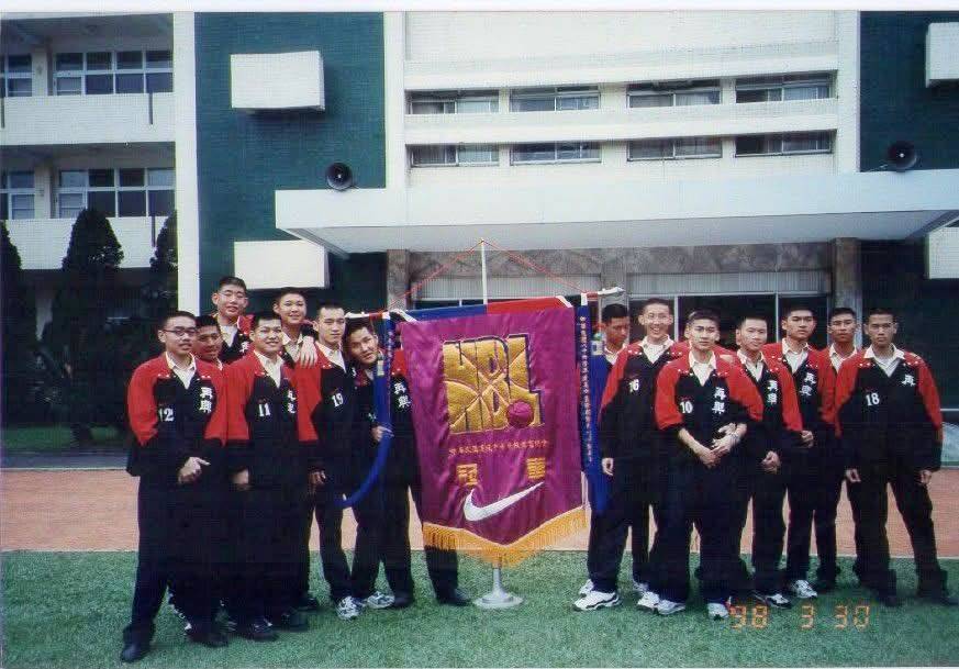 擔任再興中學籃球隊長時，拿到HBL冠軍時與隊友合影。。（圖／受訪者提供）