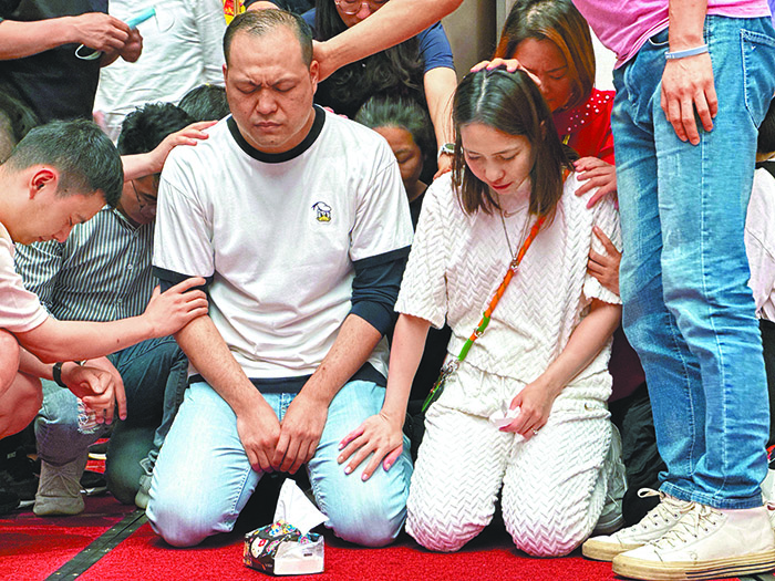 和妻子一起接受教會祝禱。（圖／受訪者提供）