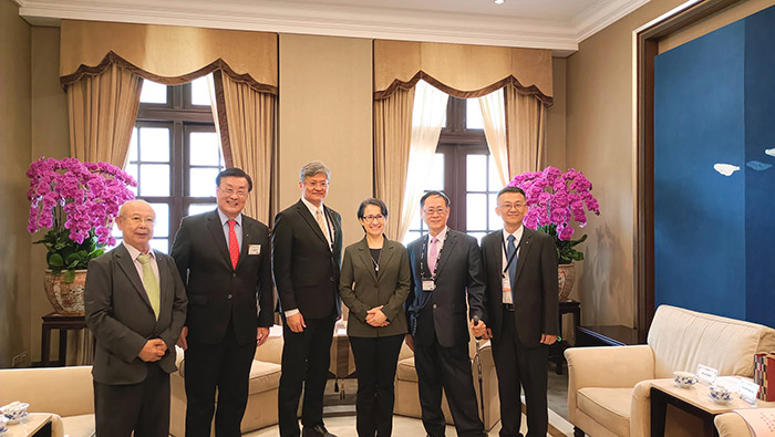 副總統蕭美琴(右三)，接見國際基甸會代表。右一執行長黃明哲、右二林易超醫師、左一李勝雄律師、左二國際理事劉震中及左三理事長張中卓