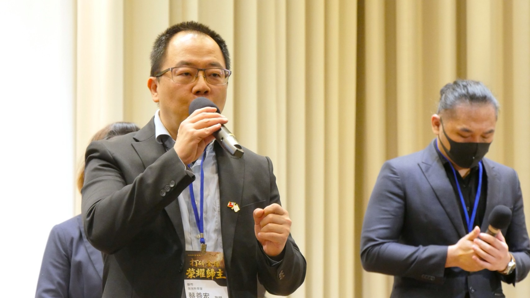 蔡善宏牧師帶領的會後禱告。(全國禱告網絡提供)