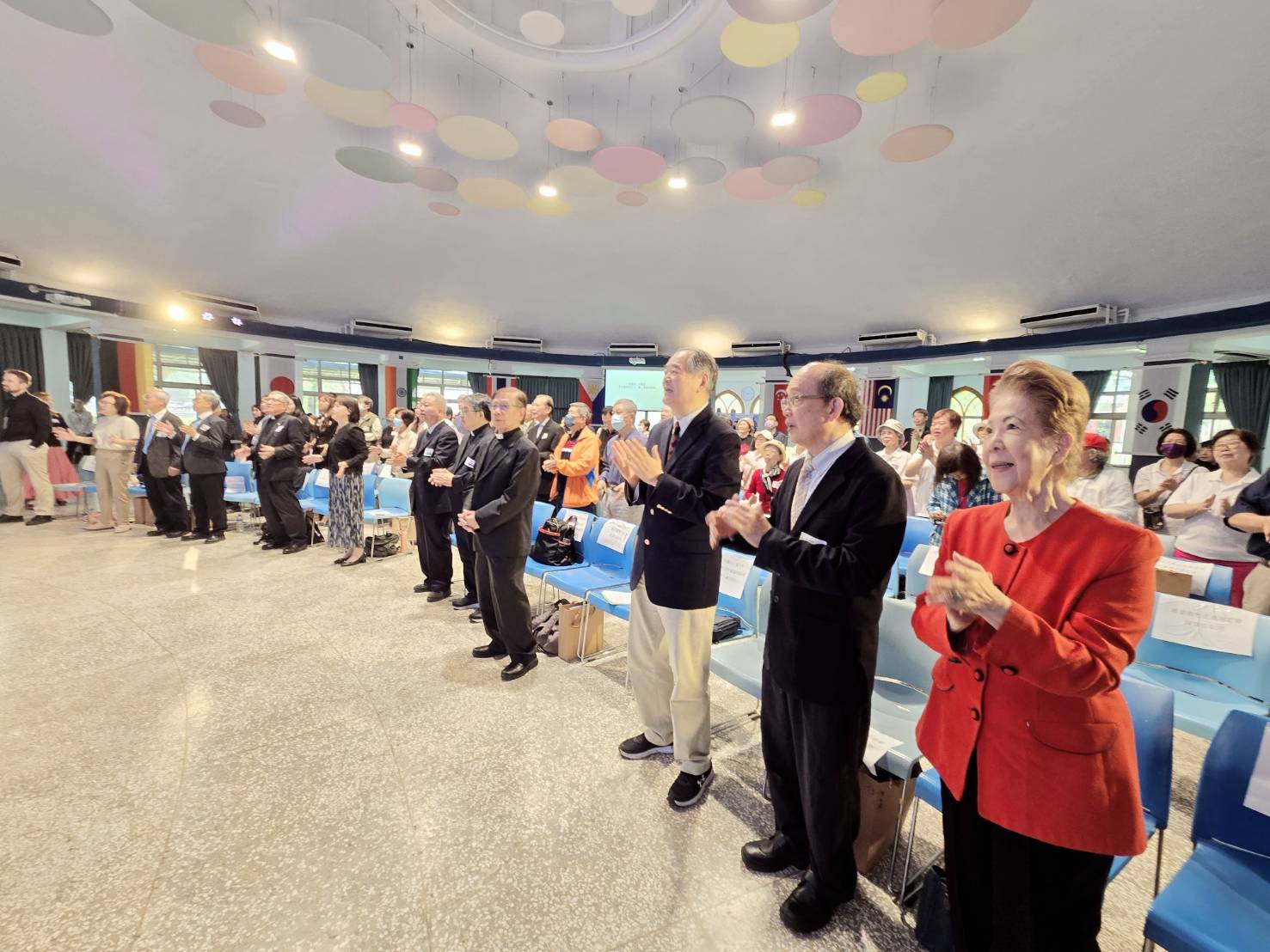 跨代跨宗派牧者和信徒領袖齊敬拜。（圖/梁敬彥攝影）