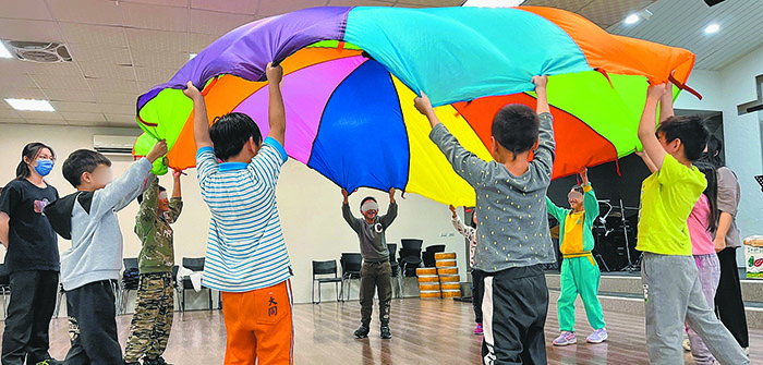 1919陪讀班的角色不只是課業輔導，更重要的是幫助孩子看見自己的優勢與可能性。（圖/二重靈糧堂提供）