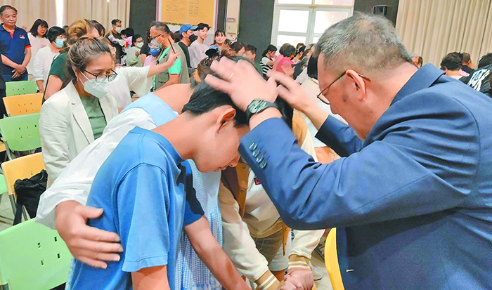 為教會下ㄧ代祝禱。(圖/受訪者提供)