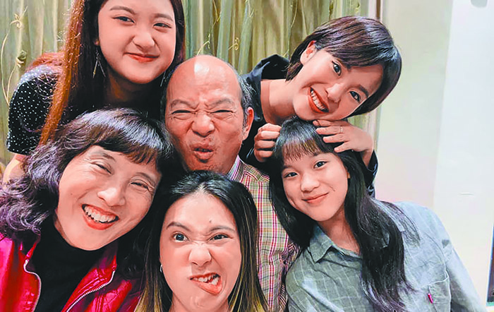 陳伯杰牧師、周曉蕾師母和四個女兒。(翻攝自周曉蕾臉書)