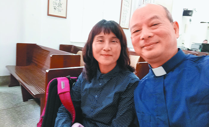 陳伯杰牧師和周曉蕾師母。 (翻攝自周曉蕾臉書)