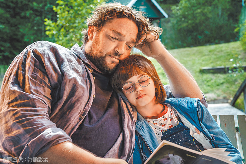 閱讀讓失去妻子和母親的父女，找回情感連結。（劇照提供：海鵬影業）