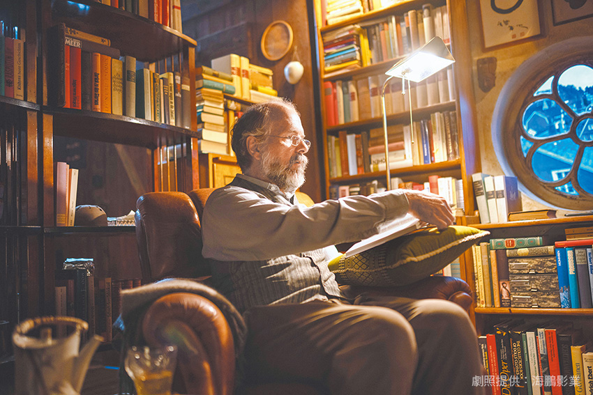 愛書成癡的卡爾，內心也藏著孤寂。（劇照提供：海鵬影業）