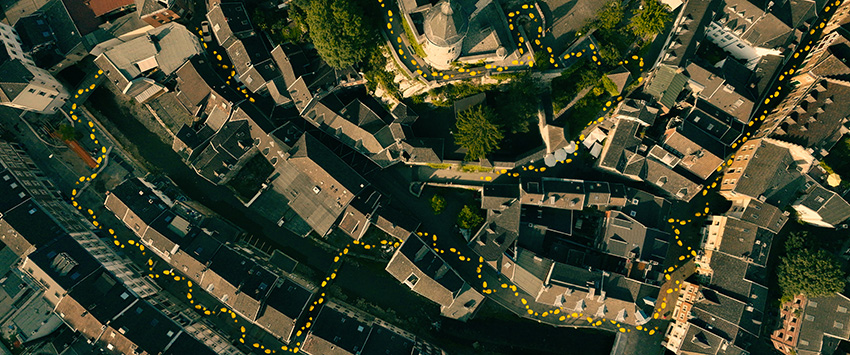 卡爾平日在小鎮的送書路線。（劇照提供：海鵬影業）