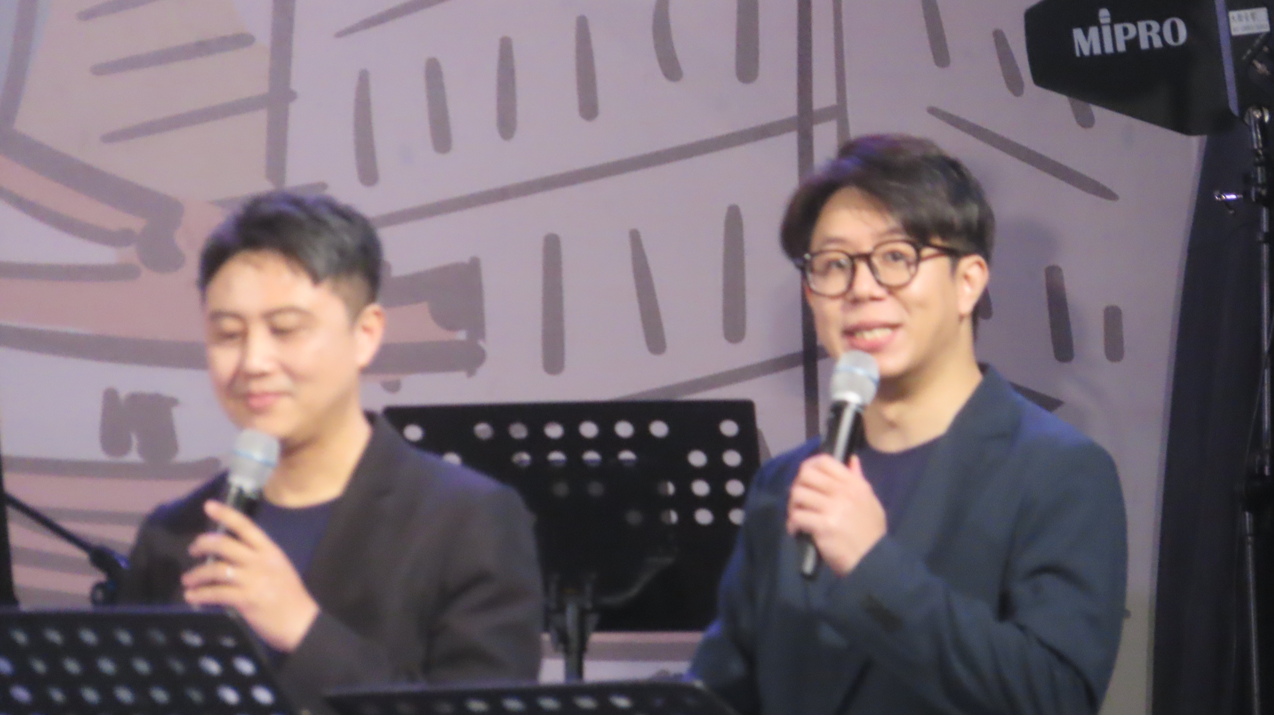 圖右為黃曦安傳道，圖左為知名廣播人李知昂弟兄。