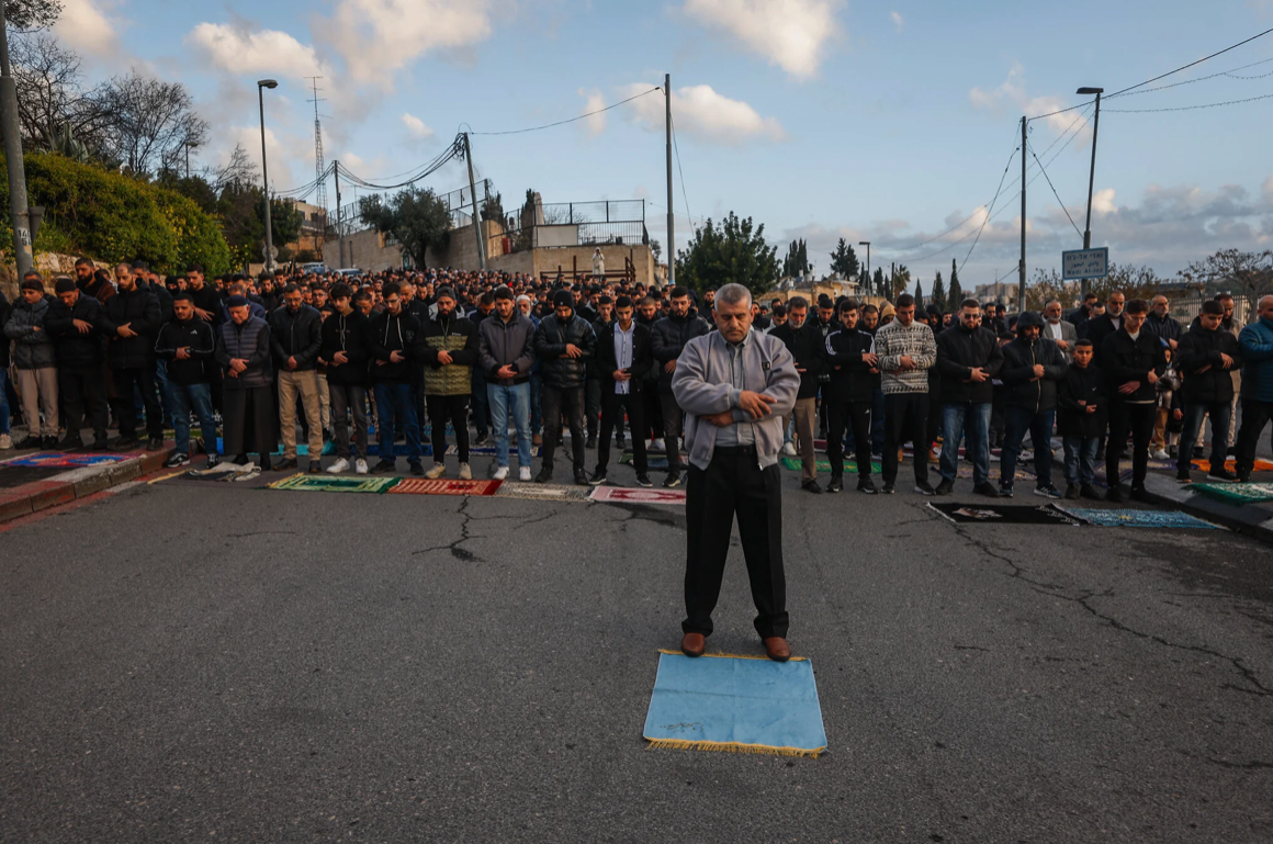 2026年3月20日,開齋節首日。在戰爭期間阿克薩清真寺關閉後,穆斯林於開齋節首日在耶路撒冷老城外的瓦迪喬茲(Wadi al-Joz)社區祈禱。(照片來源:Jamal Awad/Flash90)