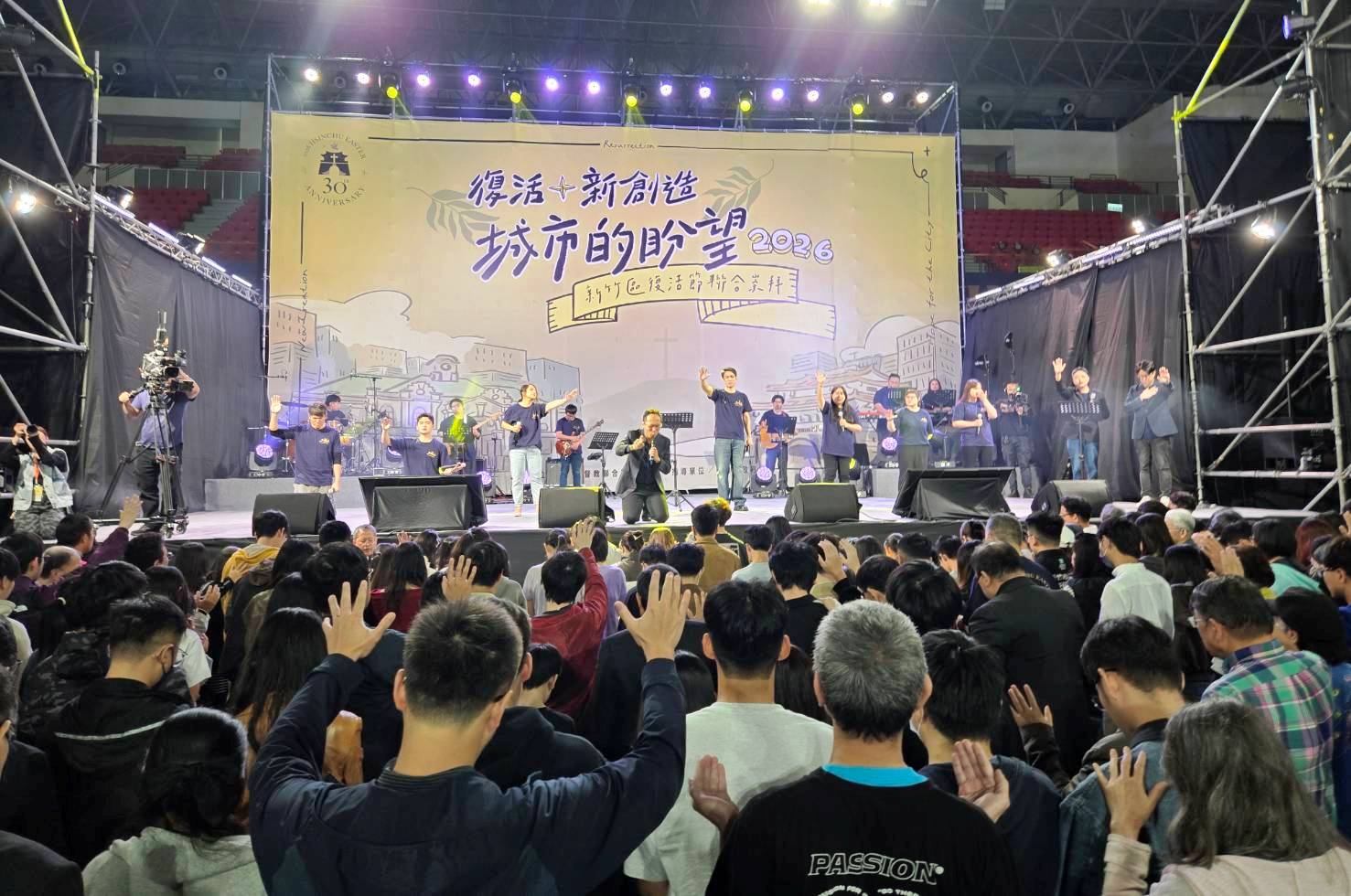 董家驊牧師屈膝為回應呼召的年輕人祝禱。(圖/梁敬彥攝影)