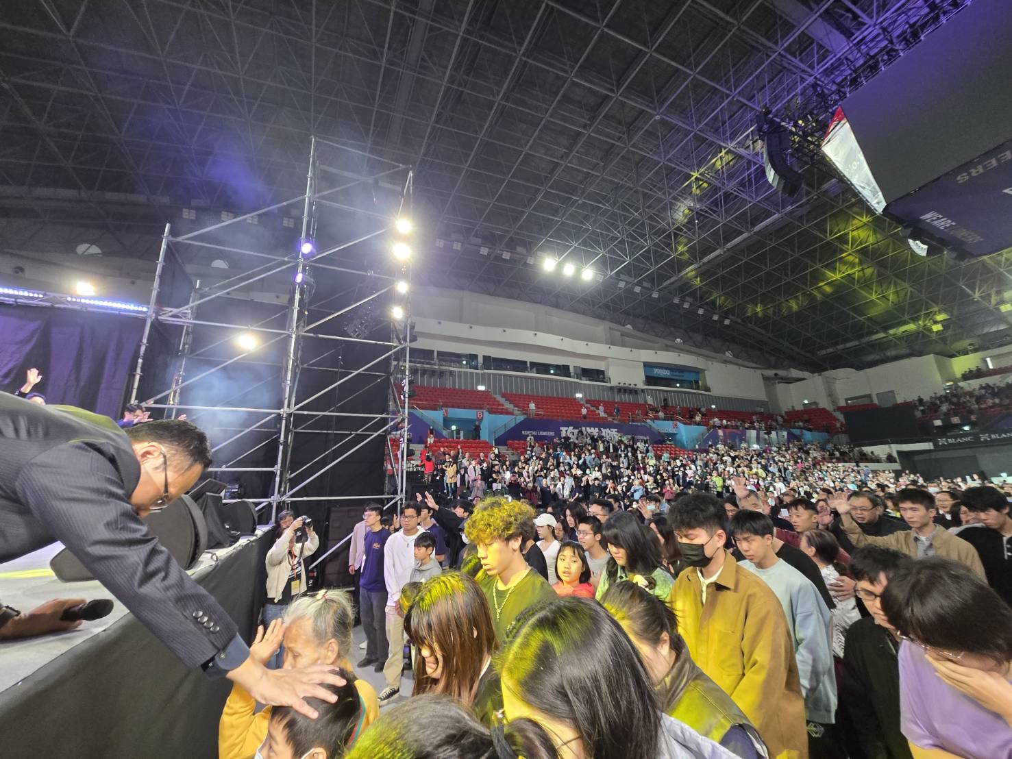 董家驊牧師為來到台前回應呼召的年輕人祝禱。(圖/梁敬彥攝影)