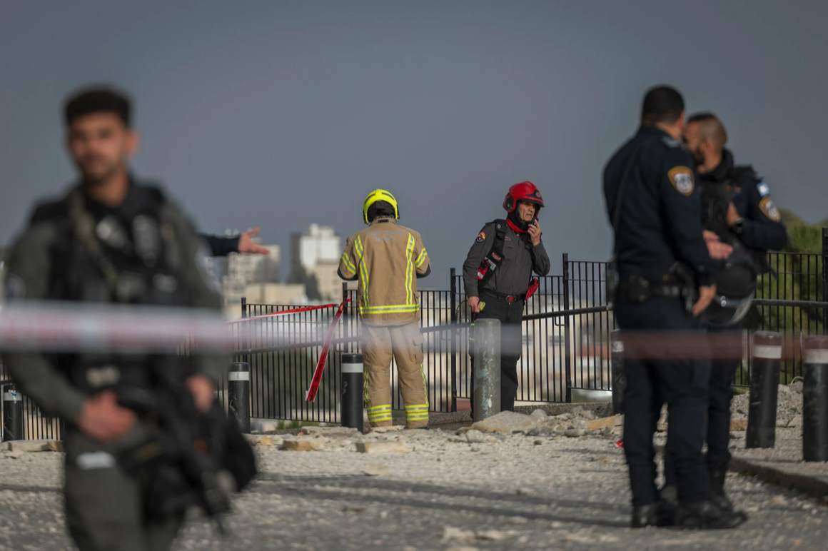 2026年3月20日,在耶路撒冷老城,一枚伊朗來襲飛彈遭攔截後,彈片造成現場受損,以色列安全與救援人員正在處理後續。(照片來源:Yonatan Sindel/Flash90)