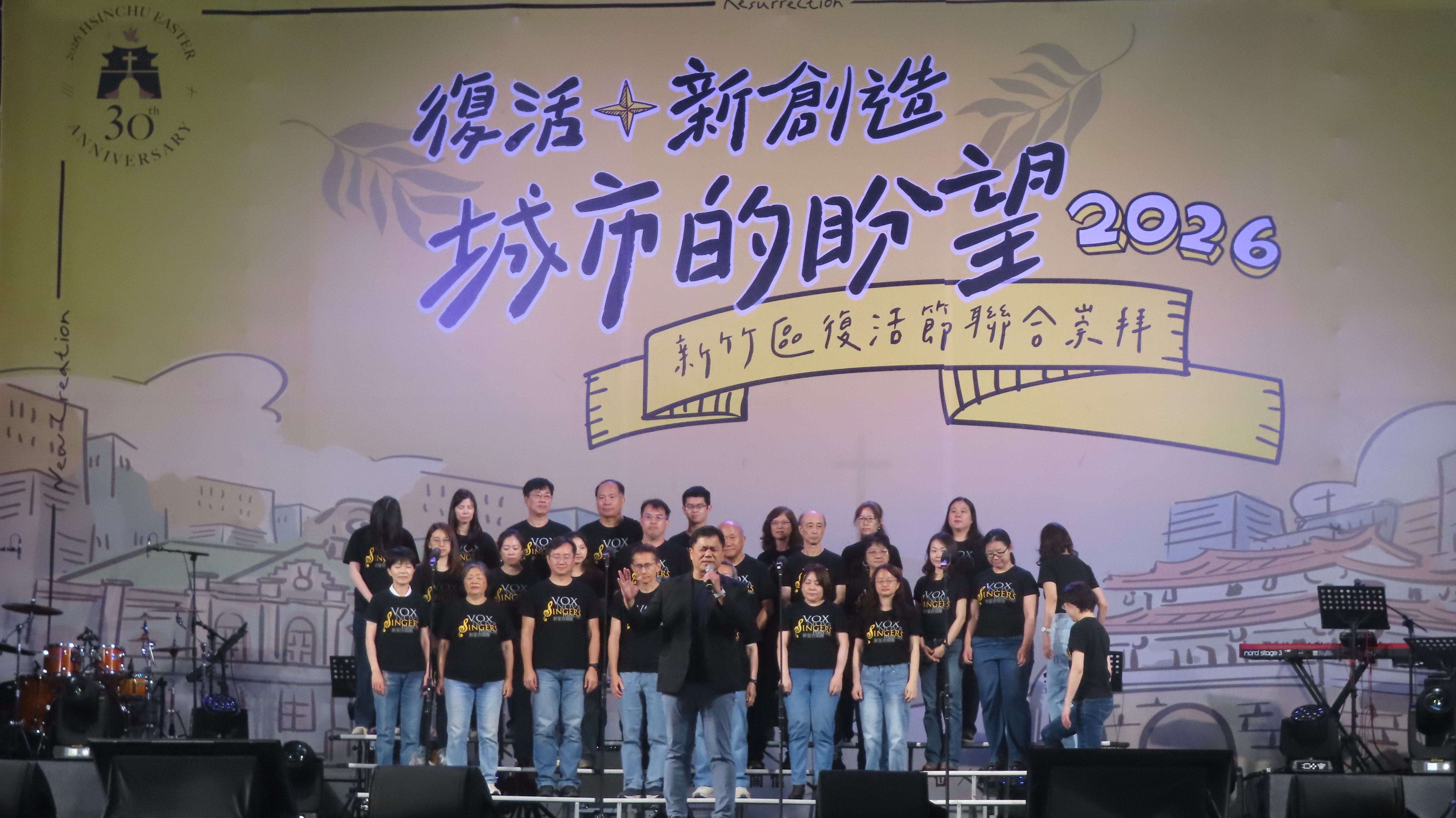 新竹比拉迦浸信會主任牧師林文欽與跨代成員組成的新笙合唱團。。（圖/梁敬彥攝影）