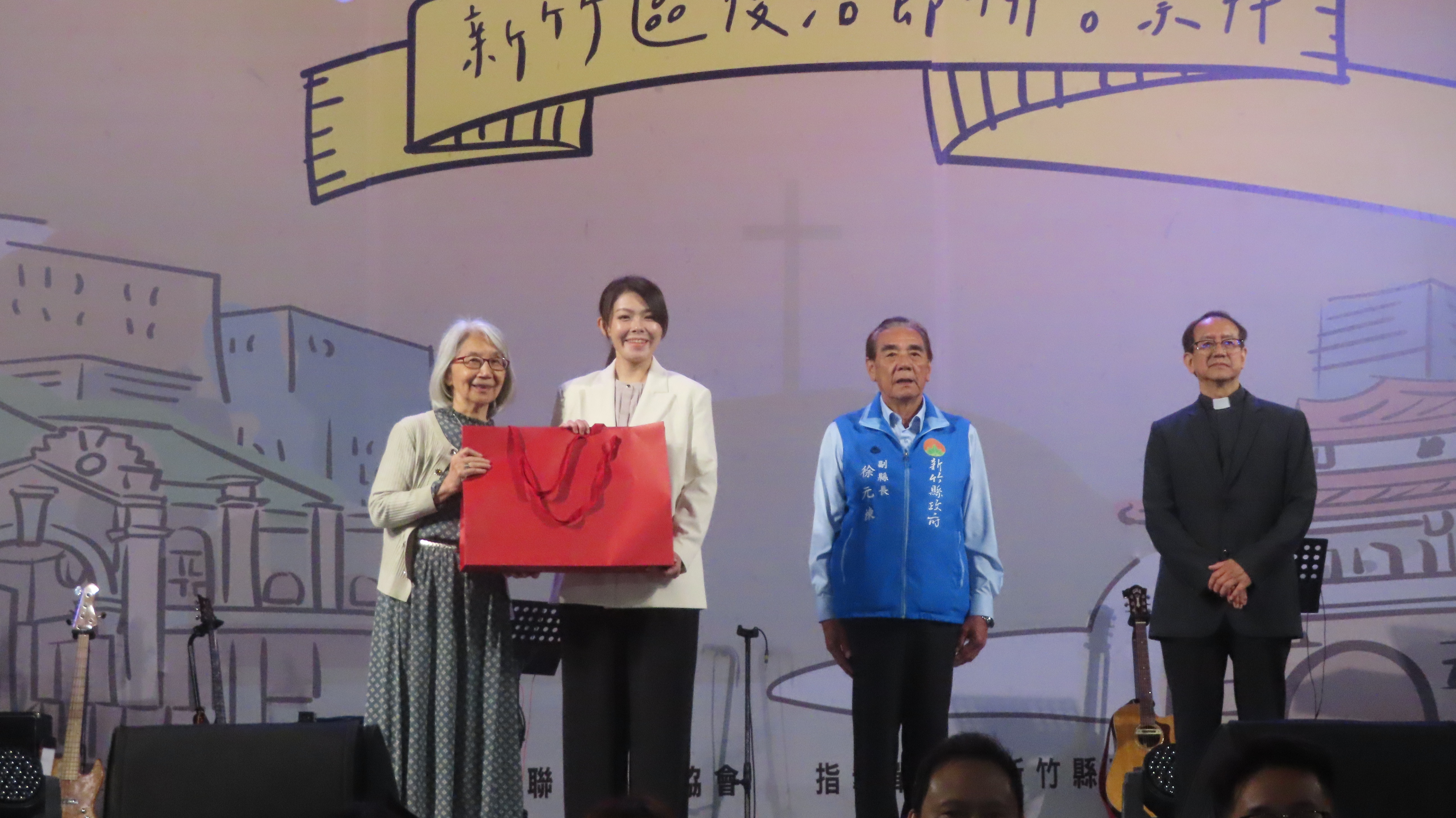 江淑鶯牧師代表大會致贈禮物給高虹安市長，圖右一二分別為林坤麟牧師和竹縣徐元棟副縣長。（圖/梁敬彥攝影）