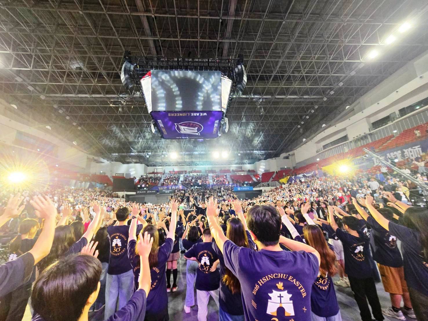 全場舉手禱告敬拜。(圖/梁敬彥攝影)