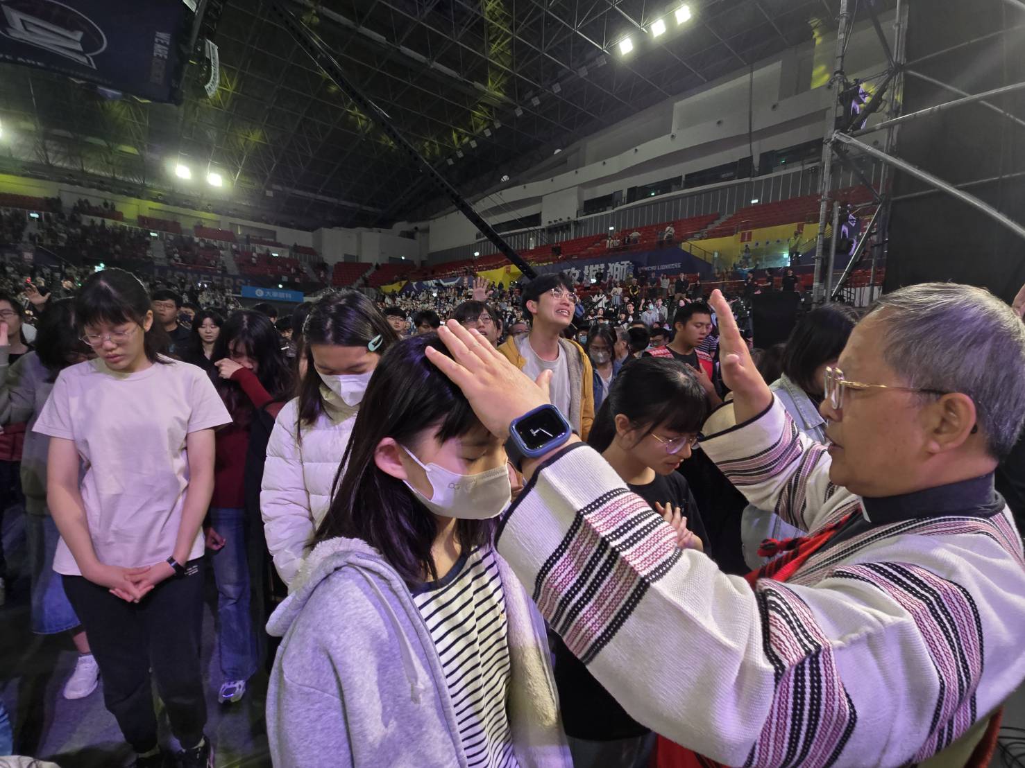 來到台前的年輕人流淚回應呼召,接受上一代牧者祝禱。(圖/梁敬彥攝影)