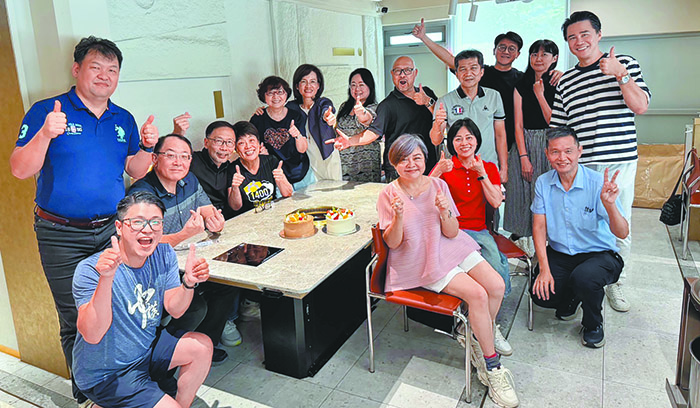 佘日新老師、師母結婚紀念日,同學們台中歡聚慶祝。(圖/受訪者提供)